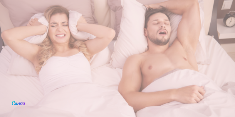 casal na cama. ele dorme e ronca. ela acordada cobre os ouvidos com o travesseiro